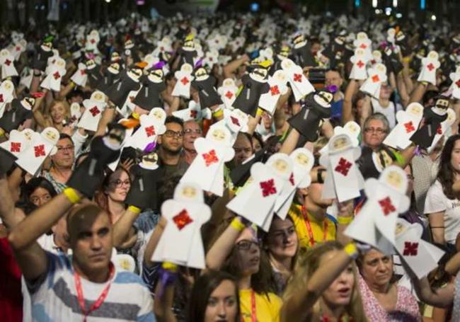 Vallisoletanos participan en el récord de sostener una marioneta en 2017.