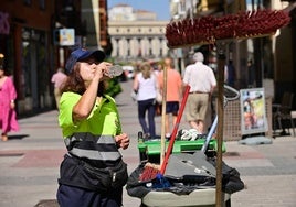 Una empleada de limpieza se refresca durante su jornada en el centro de Valladolid.