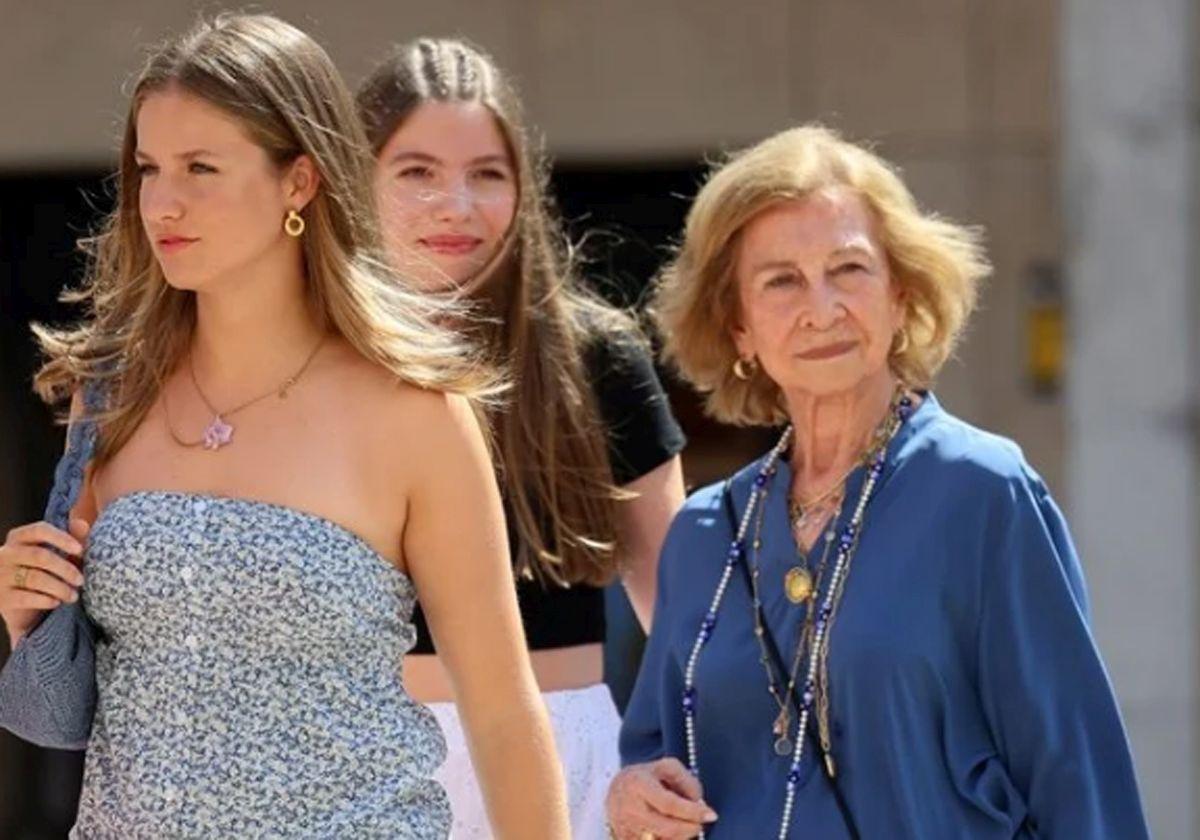 La Reina Sofía junto a sus nietas, la Princesa Leonor y la Infanta Sofía.