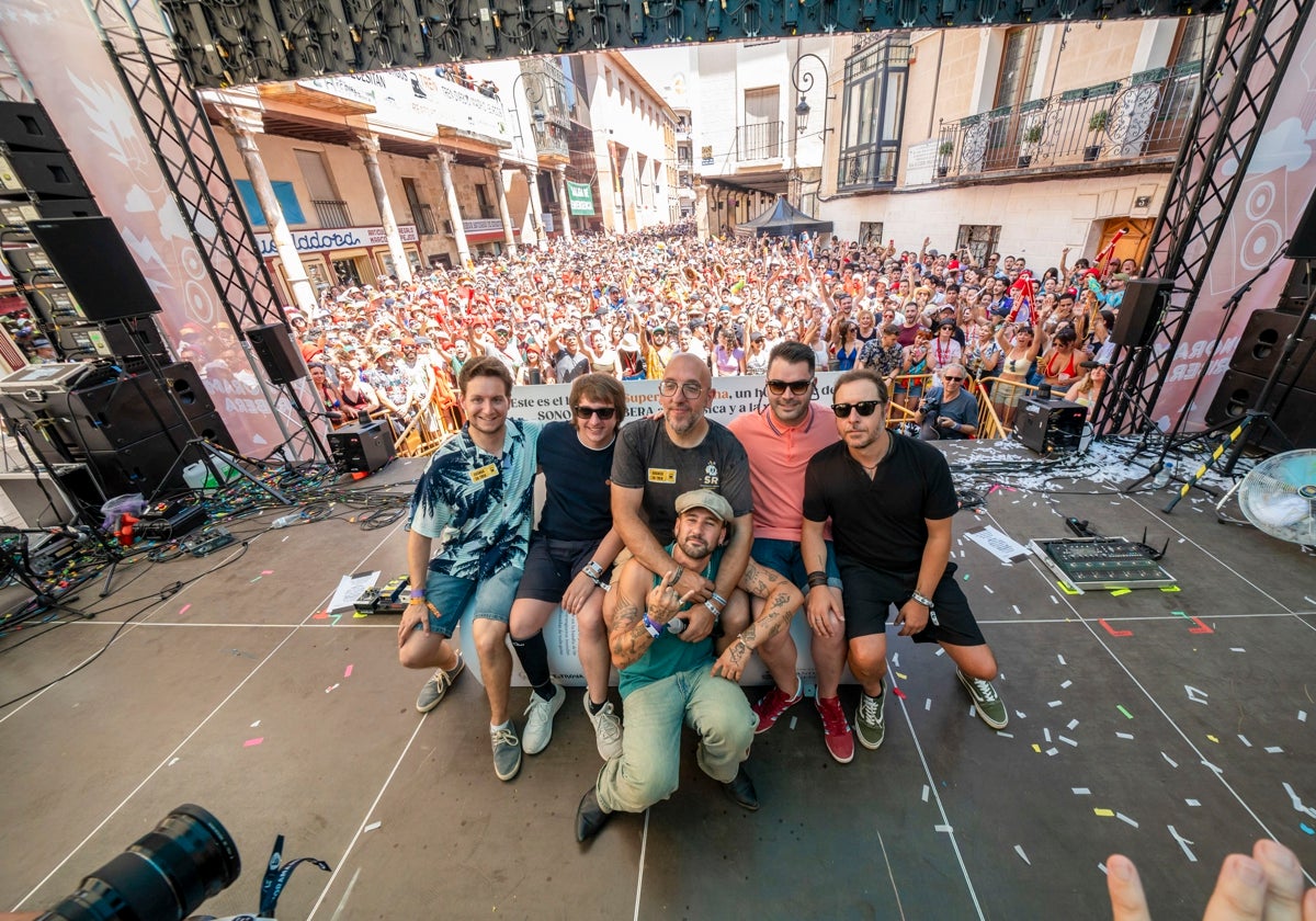 Supersubmarina reaparece en el escenario de la plaza del Trigo