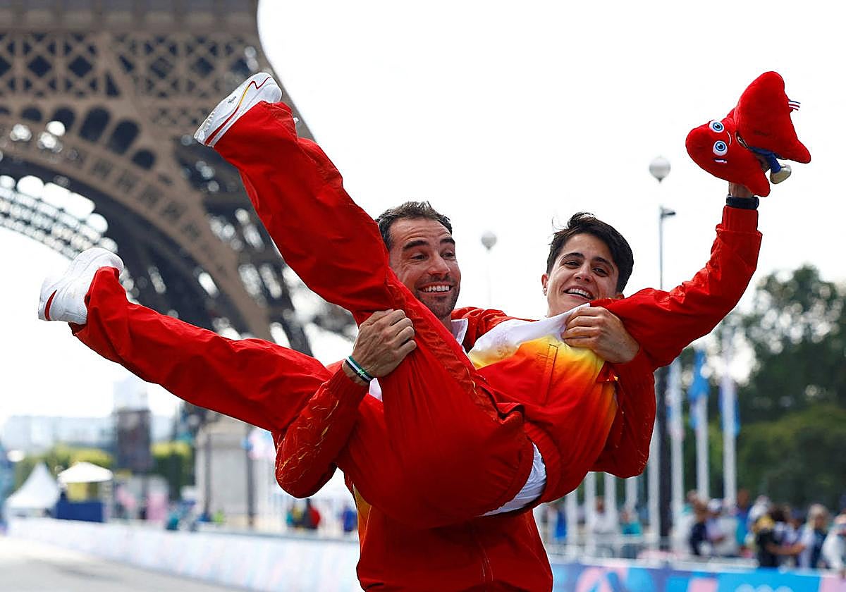 Álvaro Martín y María Pérez, tras lograr el oro en marcha para España.