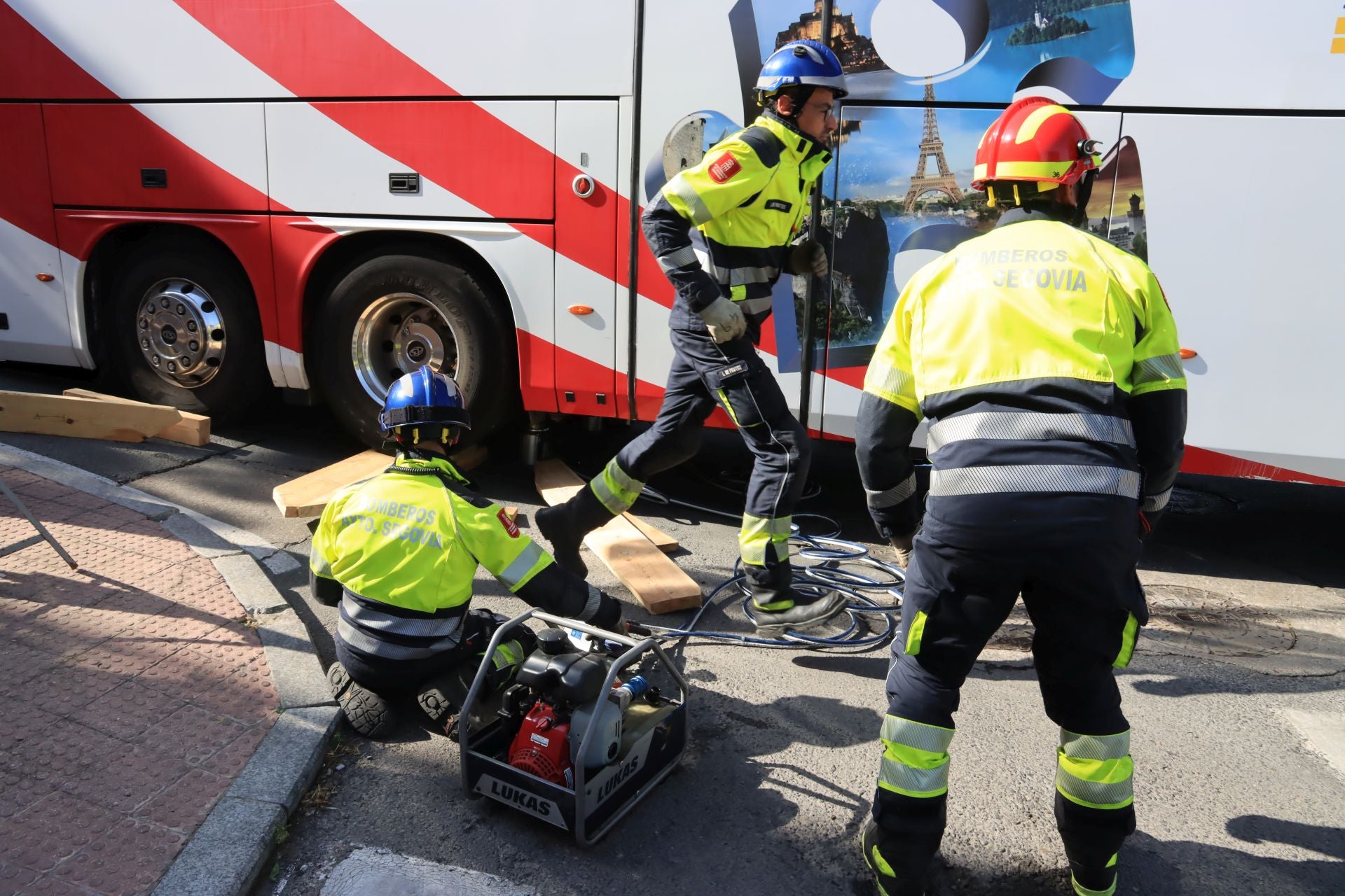 Fotos de la intervención de los bomberos para liberar un autobús