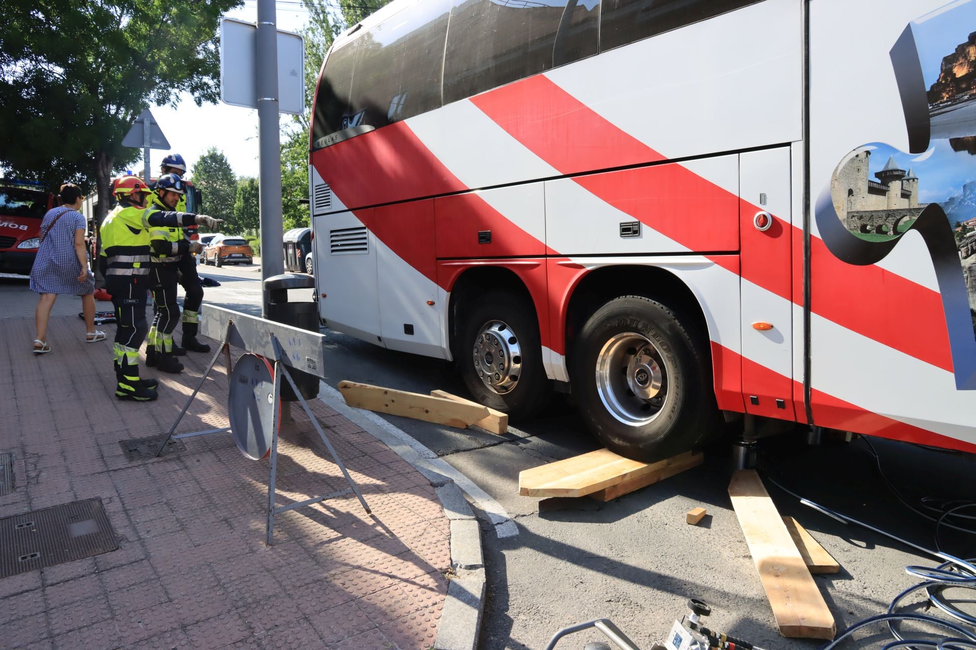 Fotos de la intervención de los bomberos para liberar un autobús