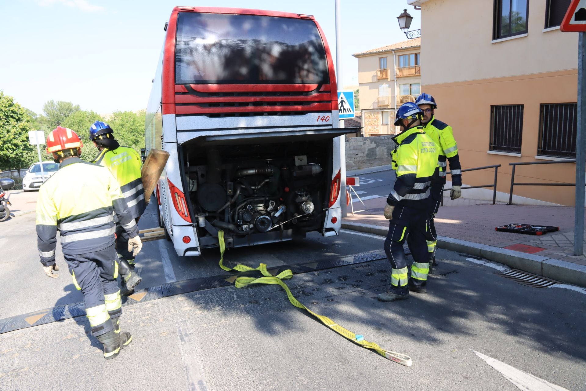 Fotos de la intervención de los bomberos para liberar un autobús