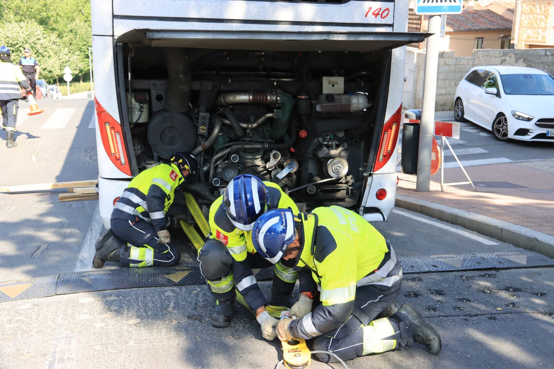 Fotos de la intervención de los bomberos para liberar un autobús