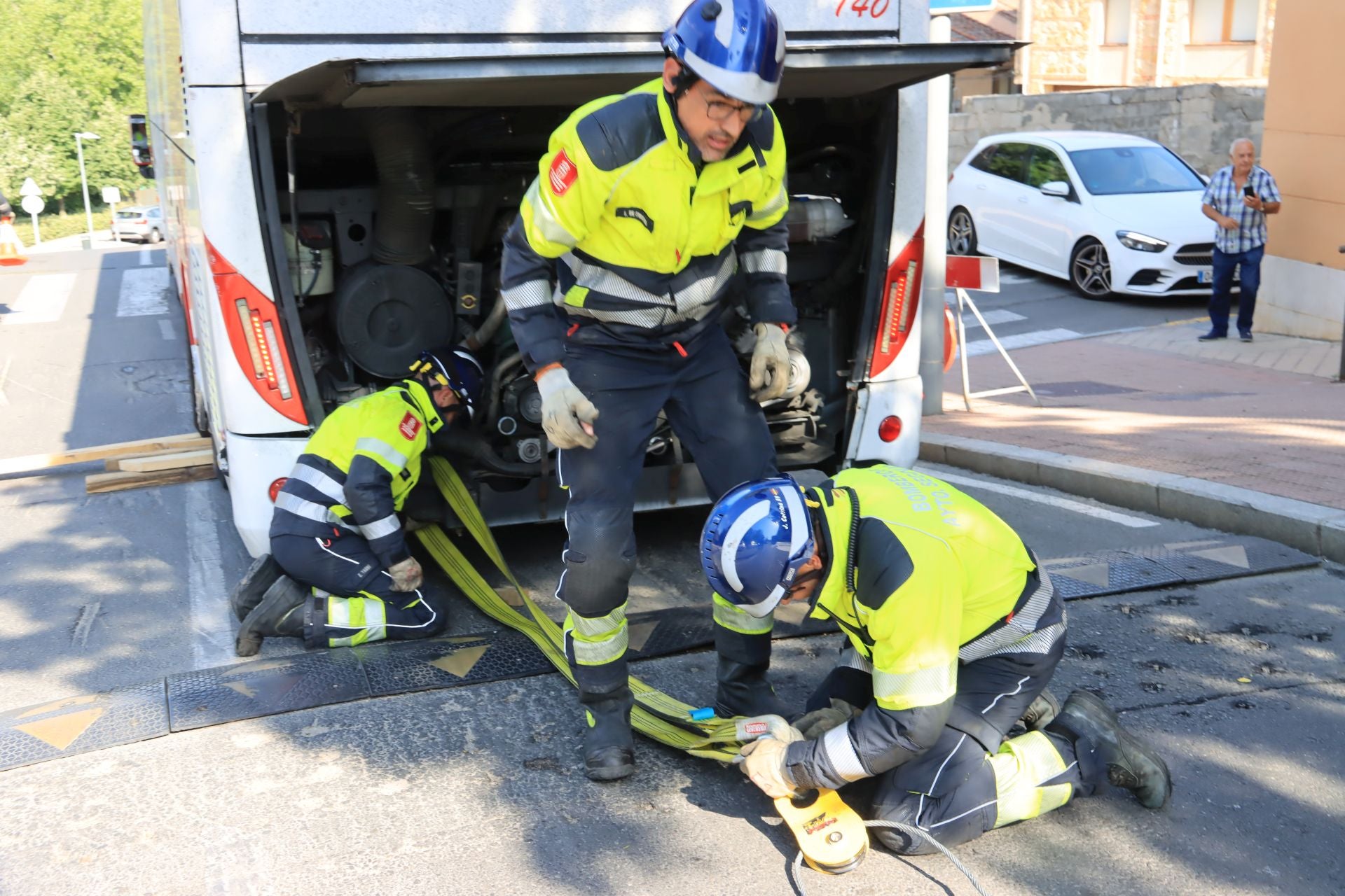 Fotos de la intervención de los bomberos para liberar un autobús