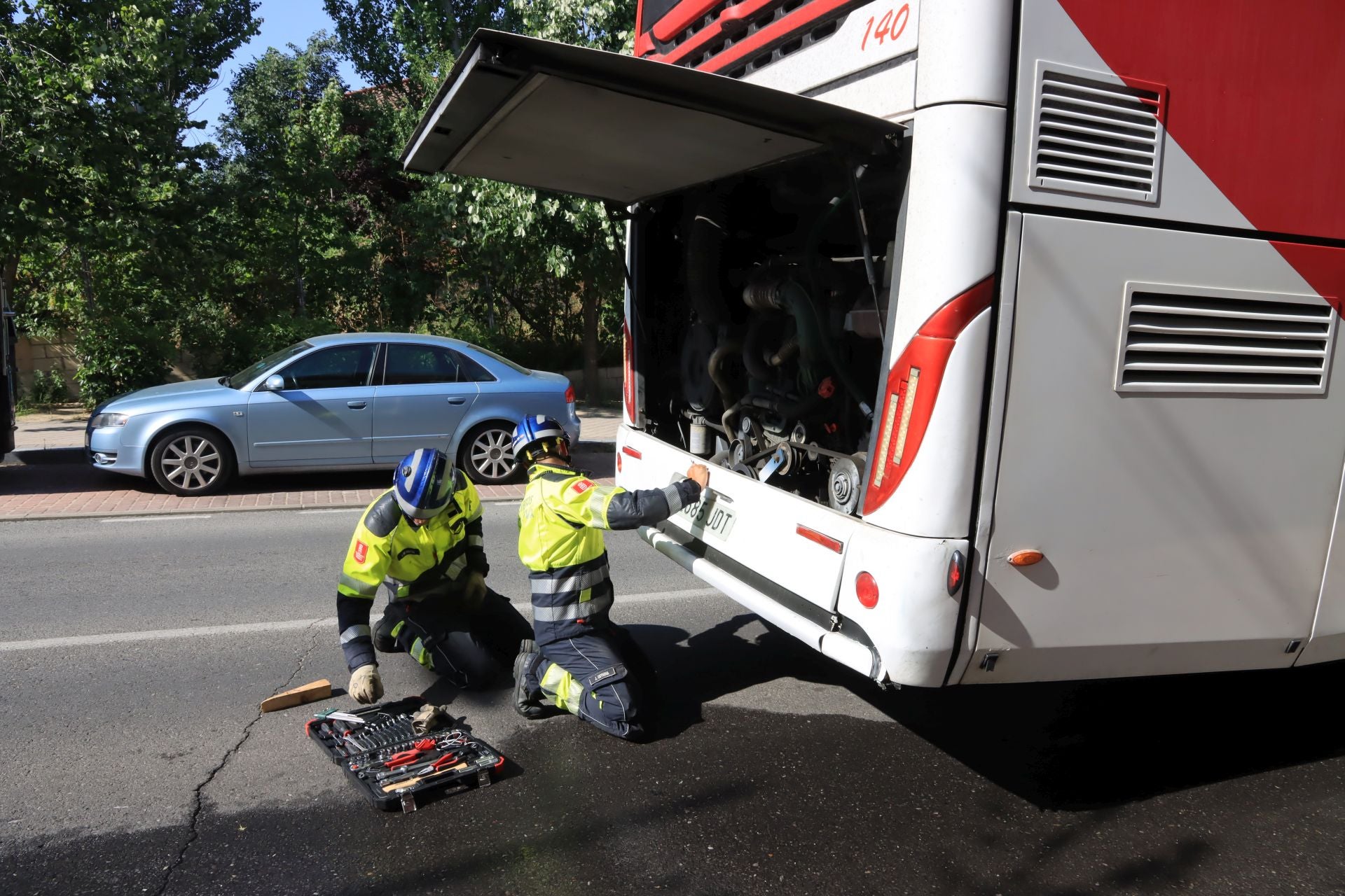 Fotos de la intervención de los bomberos para liberar un autobús