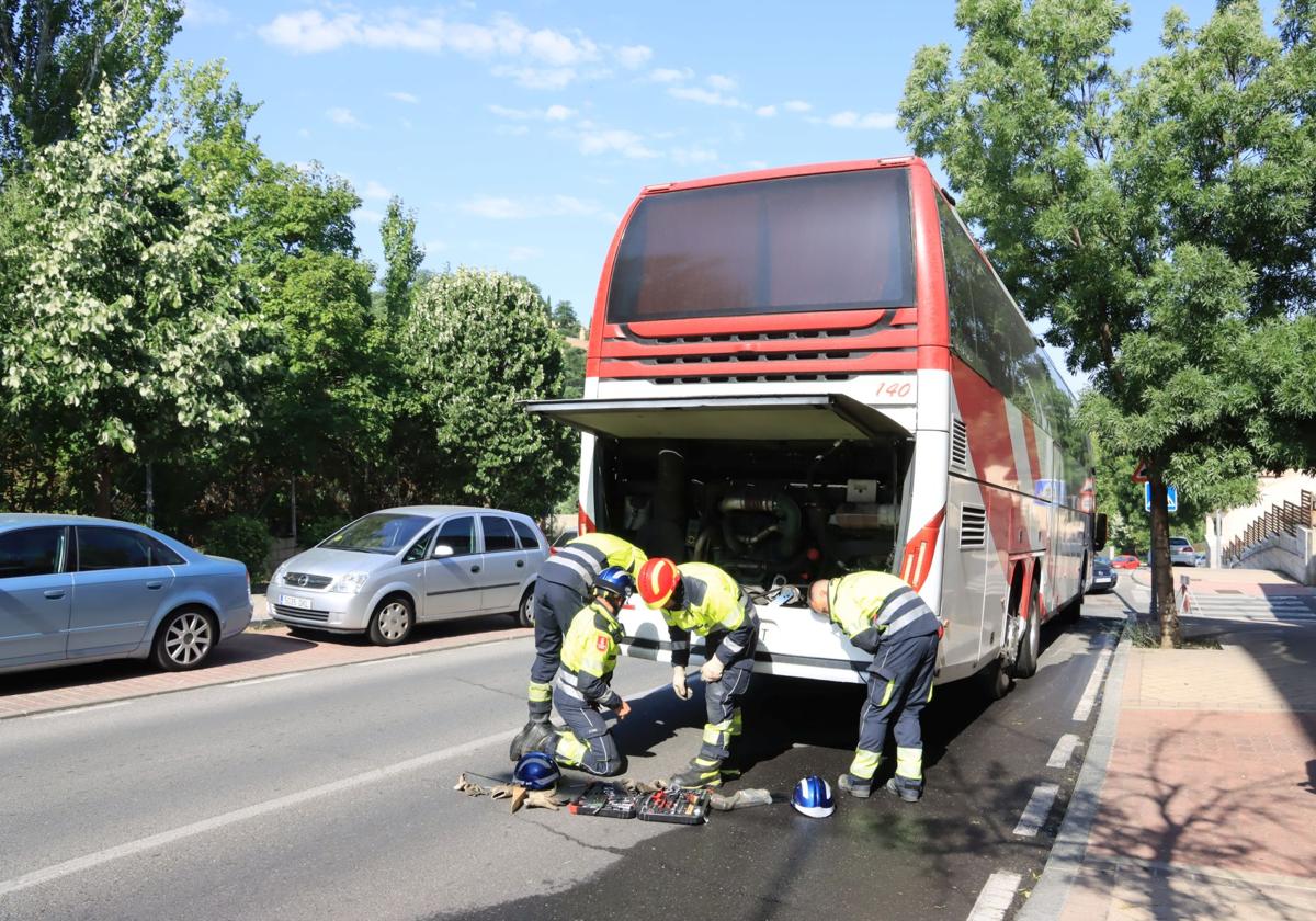 Fotos de la intervención de los bomberos para liberar un autobús