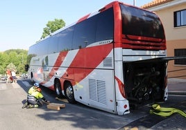 Bomberos calzan el autobús en la calle Jerónimo de Aliaga.