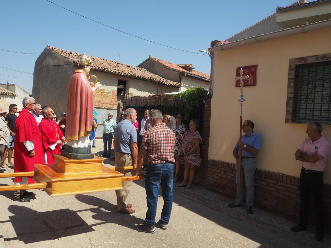 Los fieles procesionaron la imagen del beato hasta el lugar donde estaba su casa natal