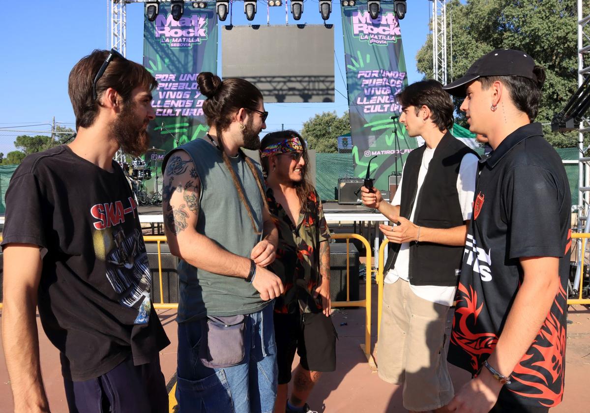 A la derecha, los chicos de Cobas, y a la izquierda, los madrileños Palos de Ciego, ante el escenario del MatiRock.