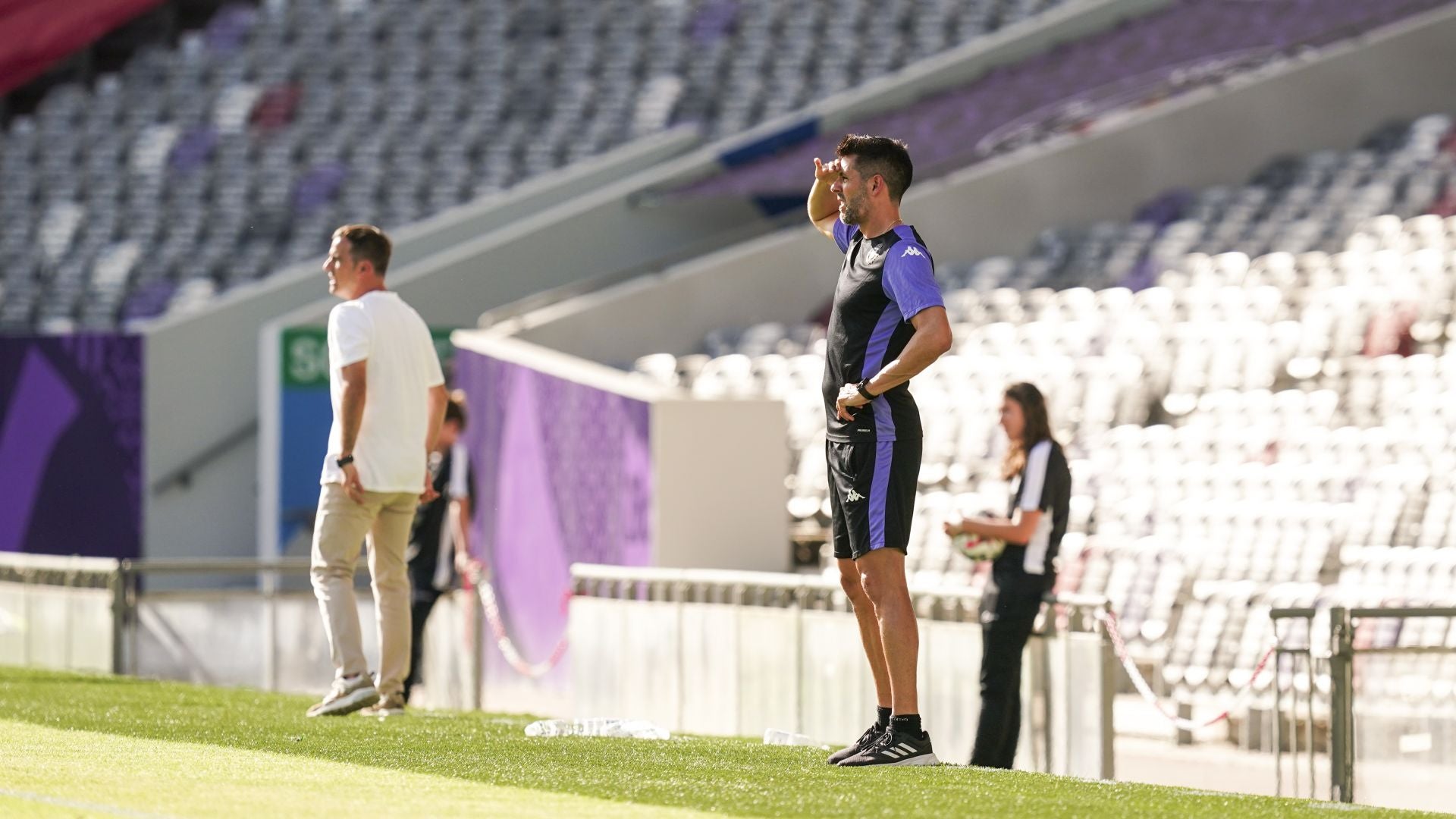 Pezzolano se tapa el sol para ver el partido, en el encuentro de este sábado ante el Toulouse FC