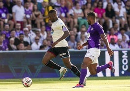 Sylla avanza con el balón controlado ante la mirada de un jugador del Toulouse.