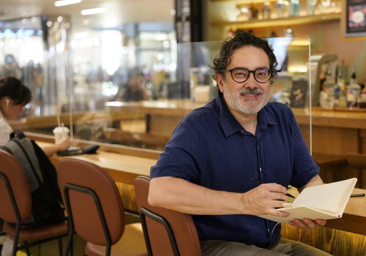 Adolfo Arranz, dibujando en un café en Hong Kong.