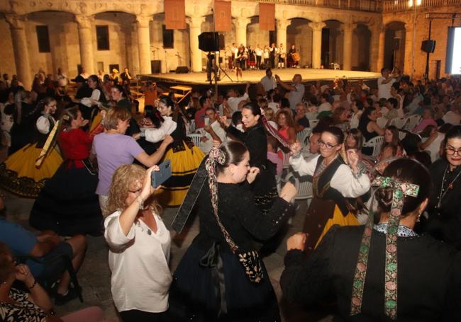 Miembros de los distintos grupos de danzas se mezclan con el público durante el Festival de la Jota.