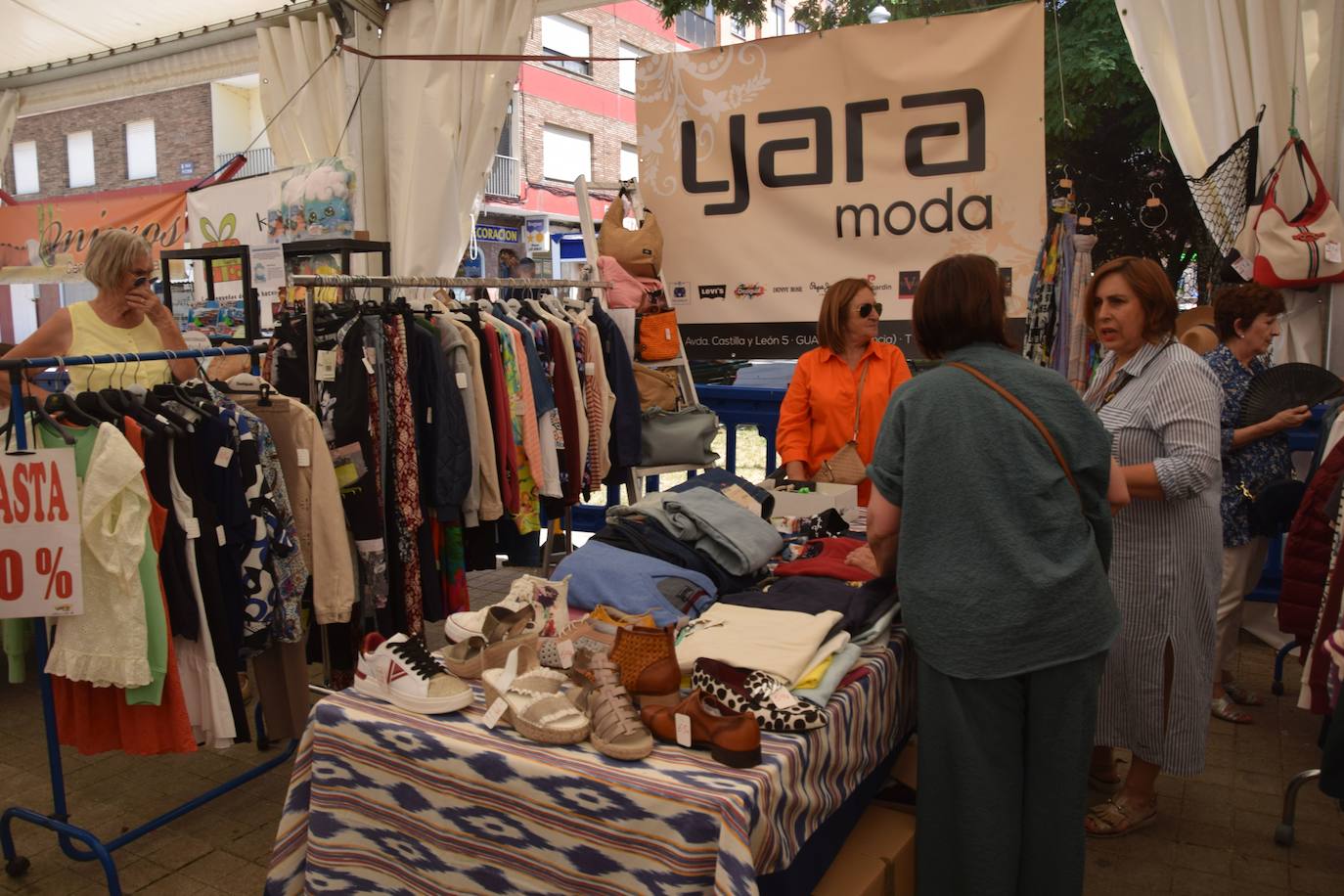 Gran afluencia de asistentes en la Feria del Comercio en Guardo