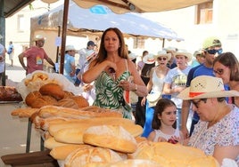 Uno de los puestos de la Feria del Pan de Cobos de Cerrato, en la mañana de este domingo.