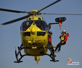 Un helicóptero de rescate de la Junta de Castilla y León, en una imagen de archivo.