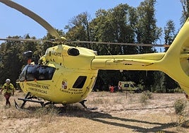 El helicóptero de rescate aterriza en el campo de polo de La Granja, donde esperaba este sábado una ambulancia para evacuar a la herida.
