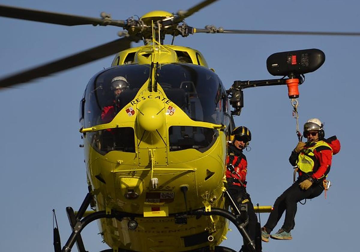 Un helicóptero de rescate de la Junta de Castilla y León, en una imagen de archivo.