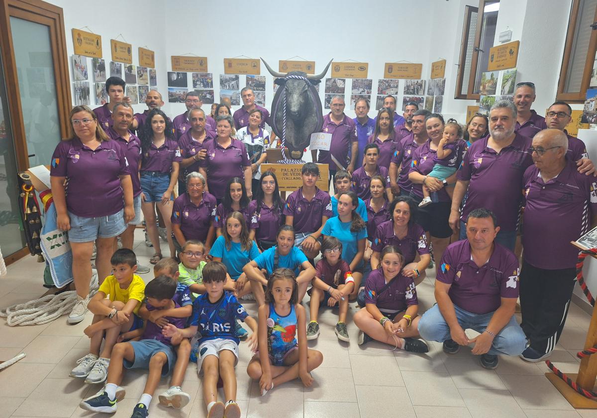 Asistentes a la apertura de la muestra que acoge Palazuelo de Vedija.