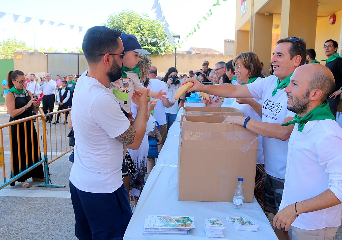 El alcalde de Villamuriel, Roberto Martín, danza la Jota de la localidad