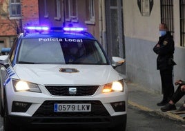 Imagen de archivo de un vehículo de la Policía Local en una de las calles del barrio de San Lorenzo.