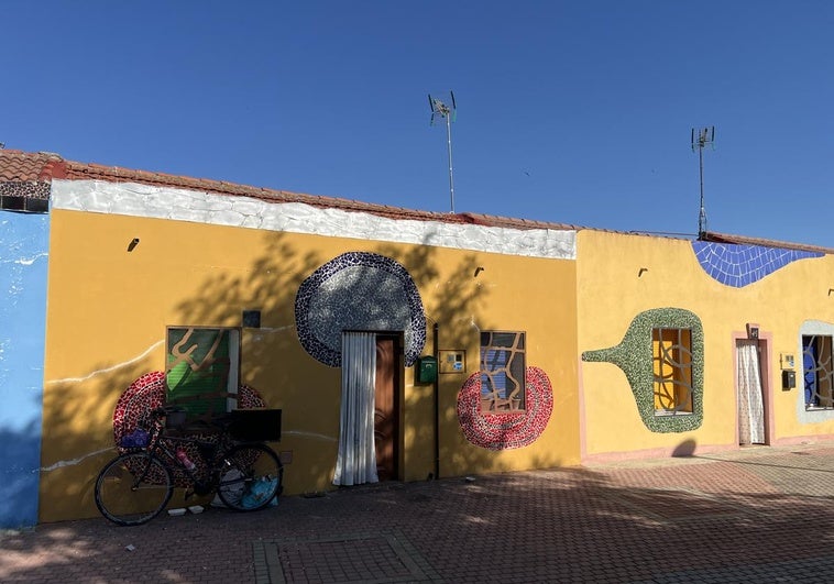 El barrio del color, obra de Cristóbal Gabarrón, ubicado en Barrio España.