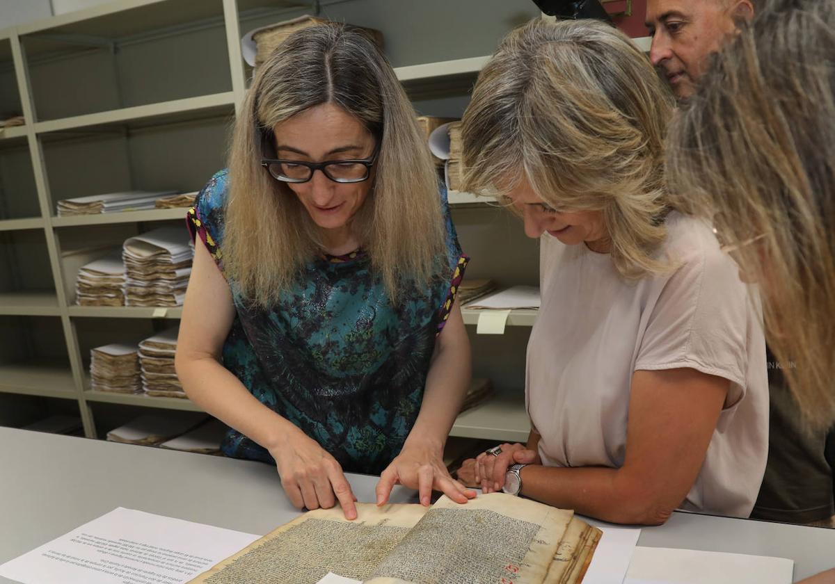 La técnico superior de Archivos y Bibliotecas de la Diputación, Stella Abia, explica detalles del archivo a la vicepresidenta primera, María José de la Fuente.