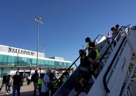 Viajeros en el aeropuerto de Villanubla, en una imagen de archivo.