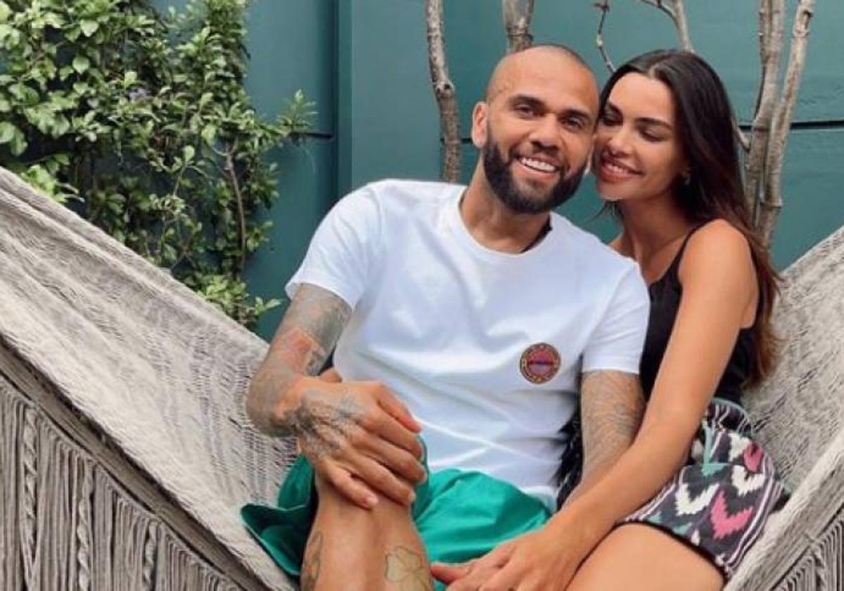 Alves y Joana mantienen viva su relación.