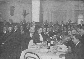 Los socios de la Peña Castellana durante el banquete de inauguración de su local de la calle de Santiago.