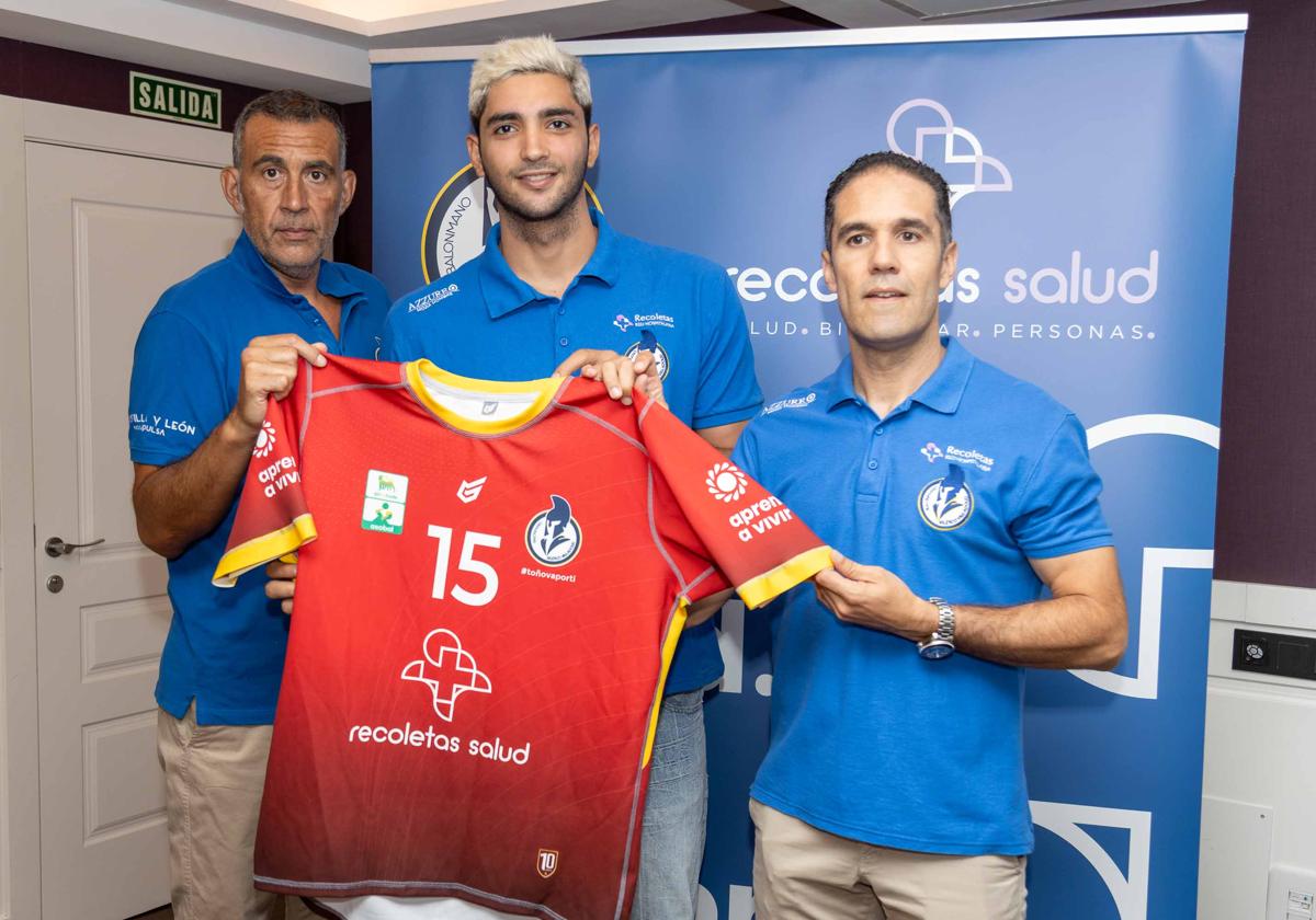 El entrenador del Recoletas, David Pisonero, Gedo y Mario Arranz, presidente del club, en la presentación del jugador