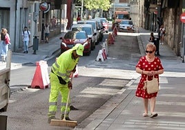Las labores de asfaltado en López Gómez, que este lunes mantienen un carril cerrado al tráfico.