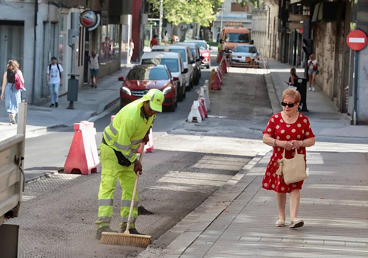 Las labores de asfaltado en López Gómez, que este lunes mantienen un carril cerrado al tráfico.