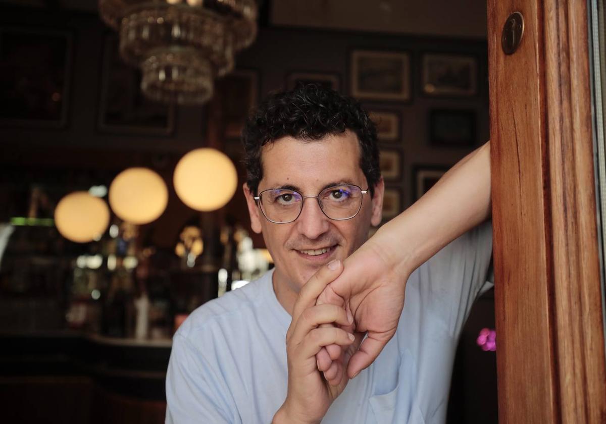 El pianista Óscar Lobete, en un bar de Valladolid.