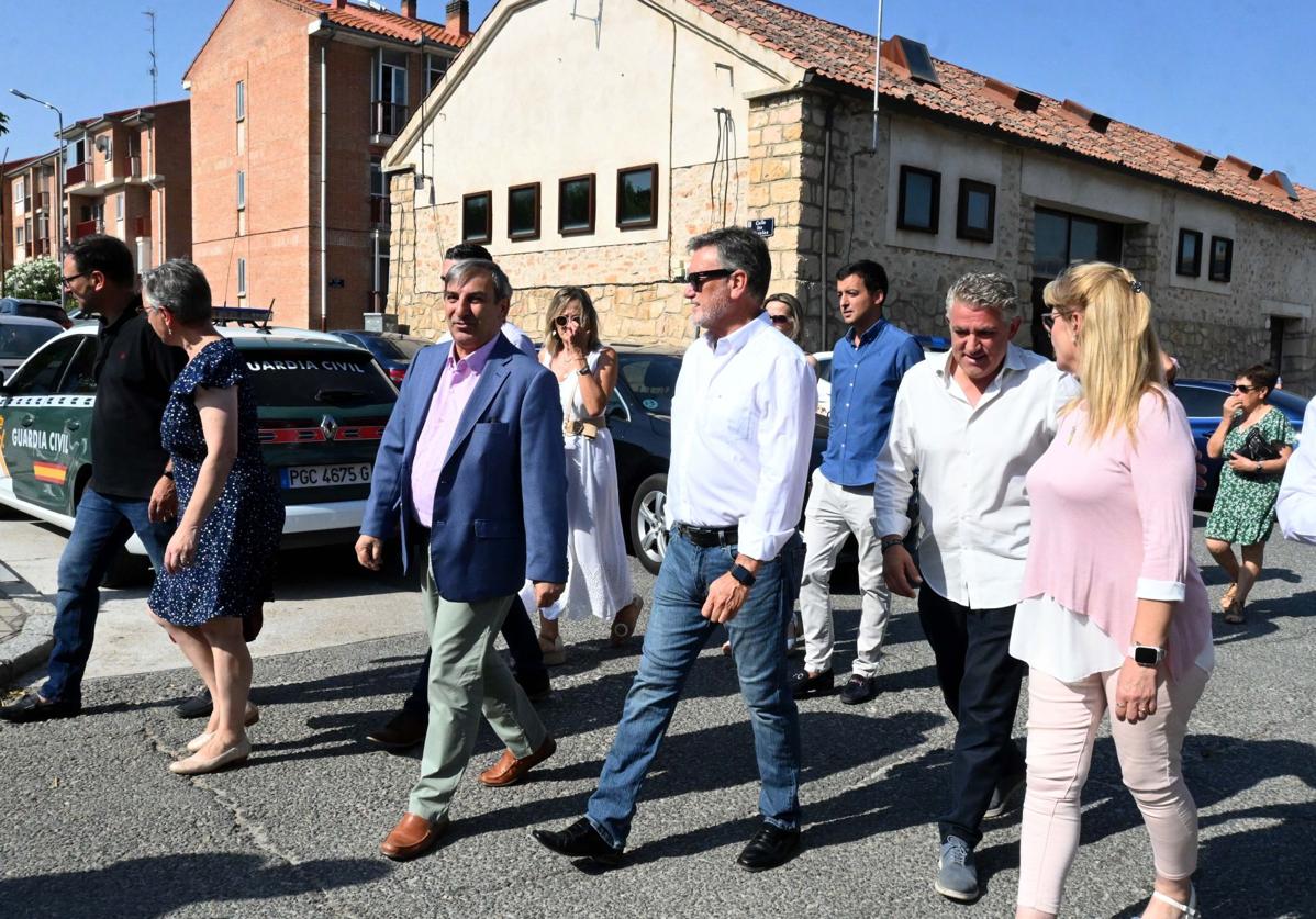José Luis Sanz Merino (3º por la izquierda), en la visita de este lunes a Cantalejo.