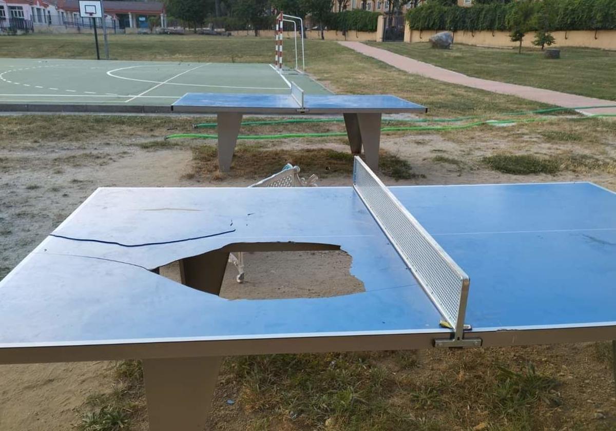 Destrozos ocasionados por el vandalismo en la instalación de tenis de mesa del Real Sitio.