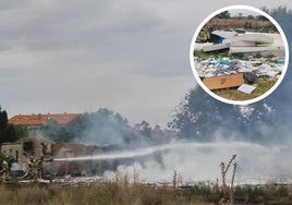 Los Bomberos durante los trabajos de extinción del incendio.