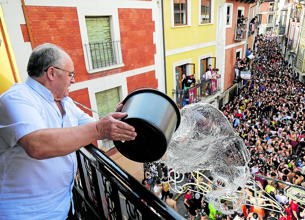 Julio Para lanzando un cubo de agua en el Chúndara