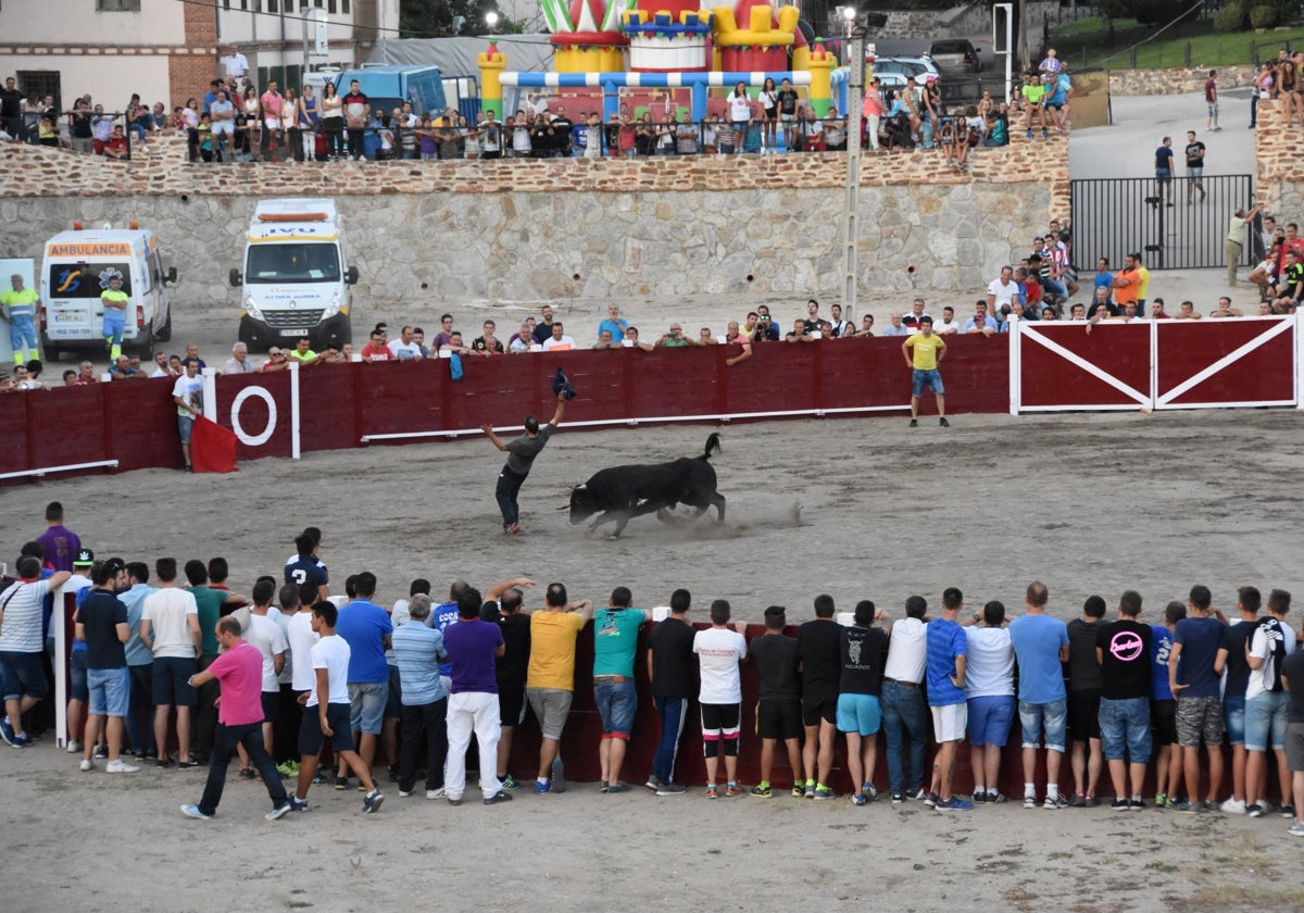 Un espontáneo cortando un toro en la plaza de Coca