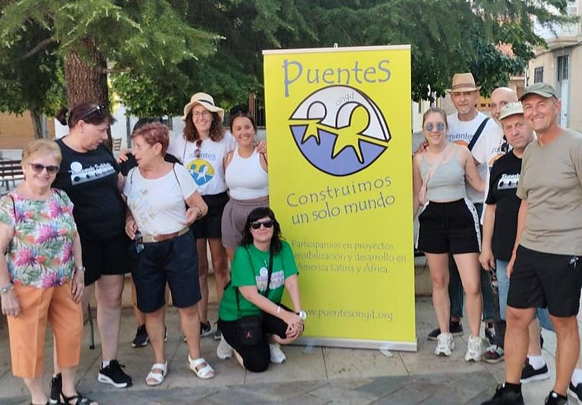 Representantes municipales y de la ONG Puentes.