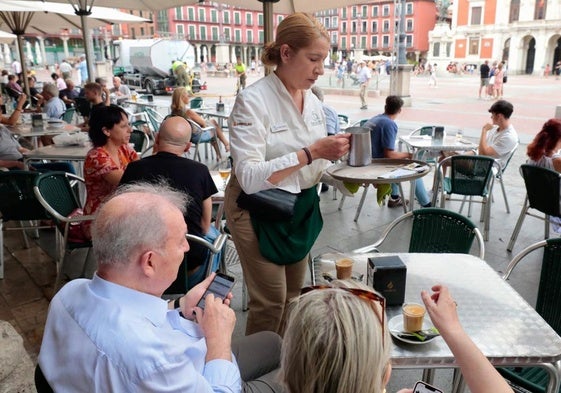 Una camarera atiende la terraza en la Plaza Mayor de Valladolid este martes.