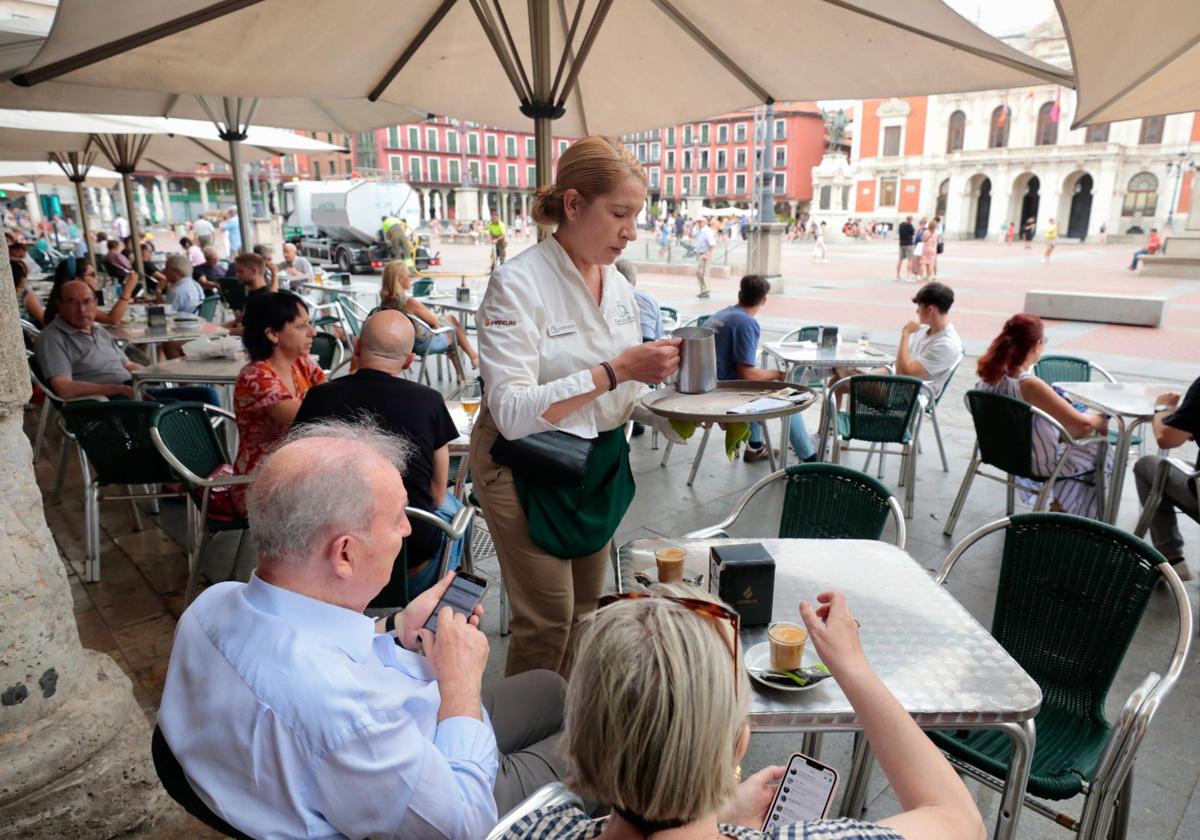 Una camarera atiende la terraza en la Plaza Mayor de Valladolid este martes.
