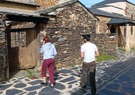 Visitantes se encaminan a una casa rural en El Muyo, en la provincia segoviana.