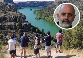 Un grupo de viajeros alojados en una casa rural durante una de las excursiones; y en círculo, Gerardo Otero, de Aturacse.