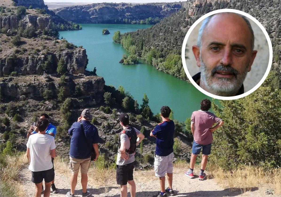 Un grupo de viajeros alojados en una casa rural durante una de las excursiones; y en círculo, Gerardo Otero, de Aturacse.