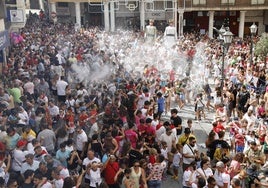 Momento del comienzo de las fiestas tras lanzarse el cohete anunciador, en la Plaza de España.