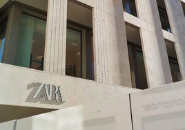 El logotipo de Zara, en una de las paredes del edificio de la calle Constitución.