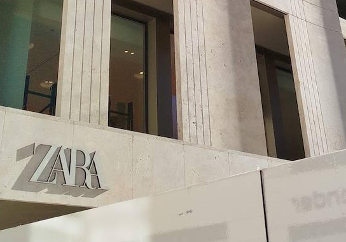 El logotipo de Zara, en una de las paredes del edificio de la calle Constitución.